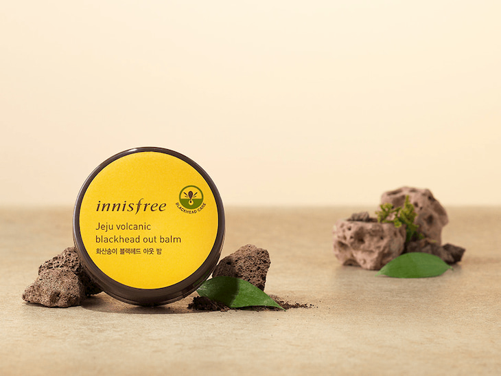 Sáp trị mụn đầu đen Innisfree sáp trị mụn đầu đen Innisfree Jeju Volcanic Black Head Out Balm có hình dáng nhỏ nhắn, tiện lợi cho việc sử dụng