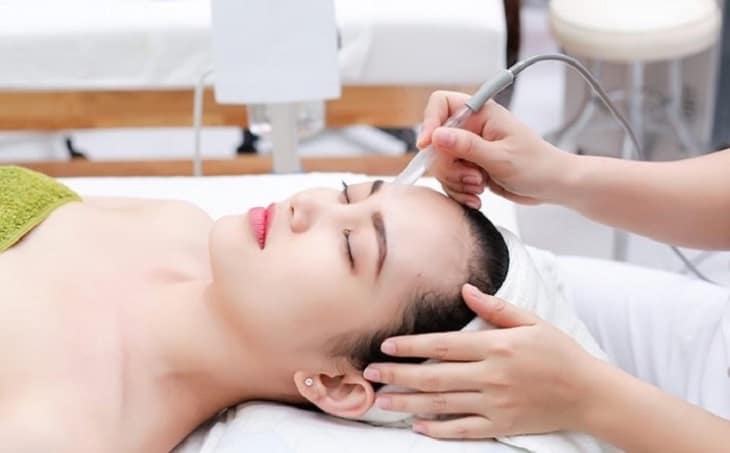 Đi spa trị mụn vẫn là 1 trong những lựa chọn ưu tiên của nhiều chị em